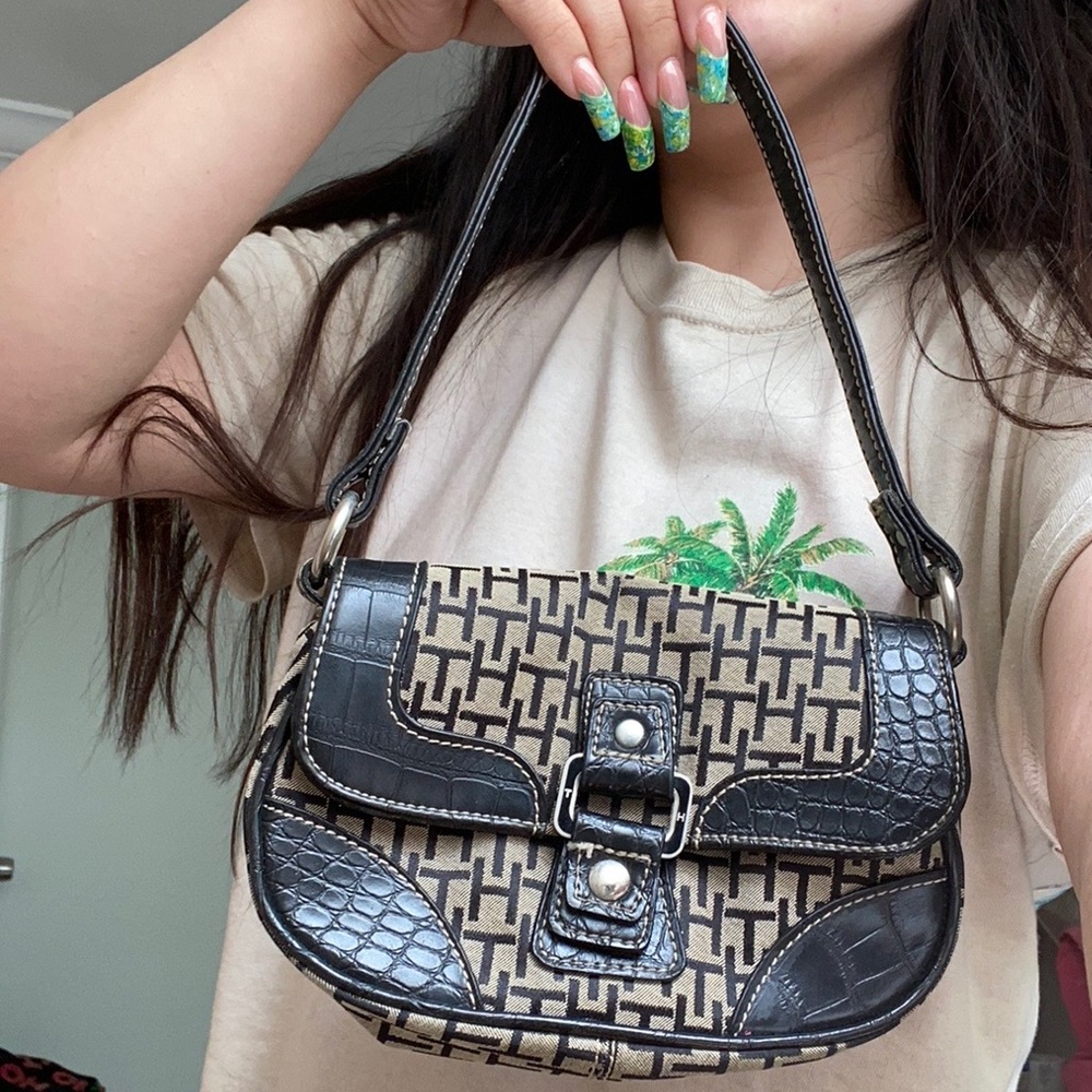 Small Tommy Hilfiger purse!